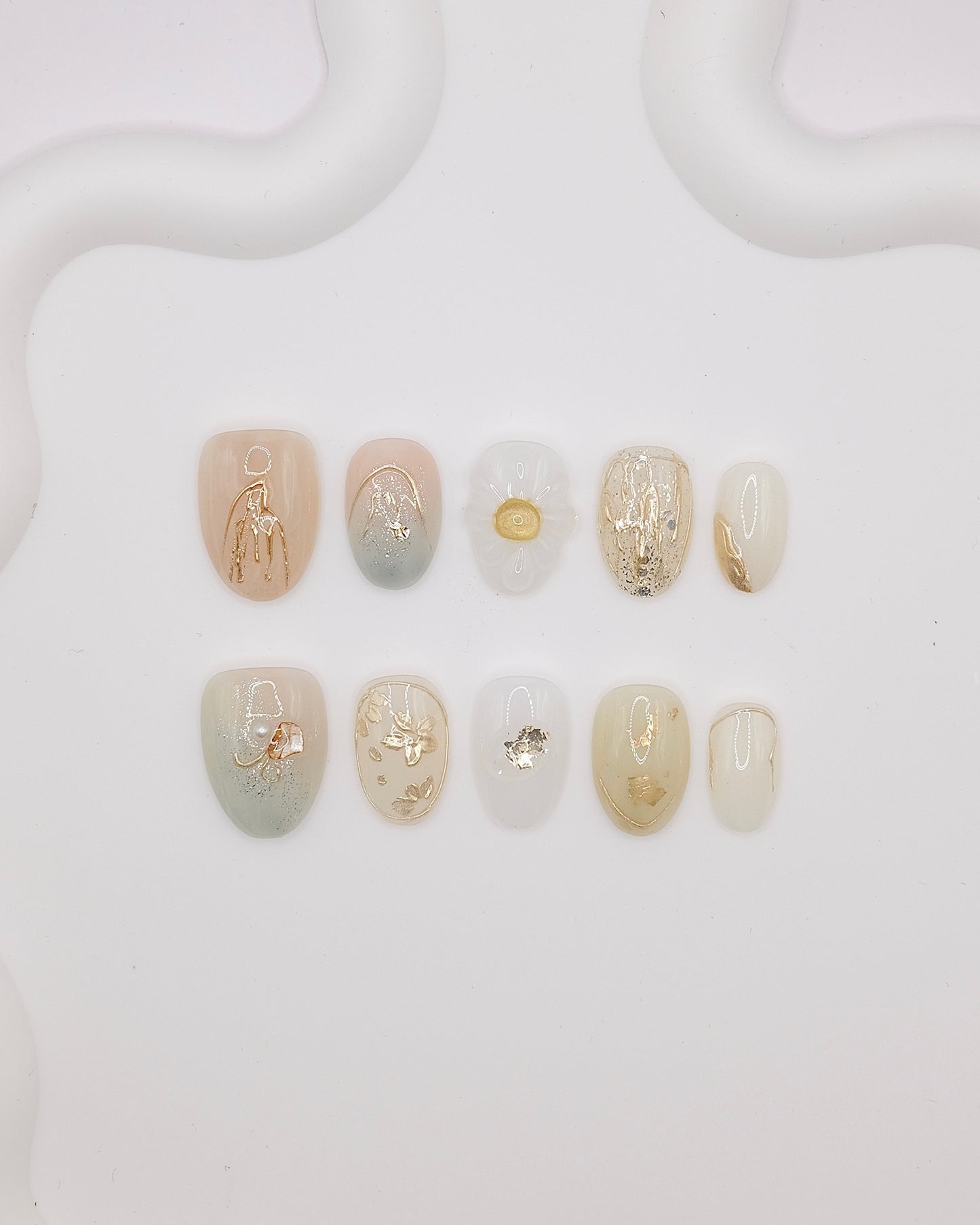 Short Oval Green & White Embossed Flower Press On Nails