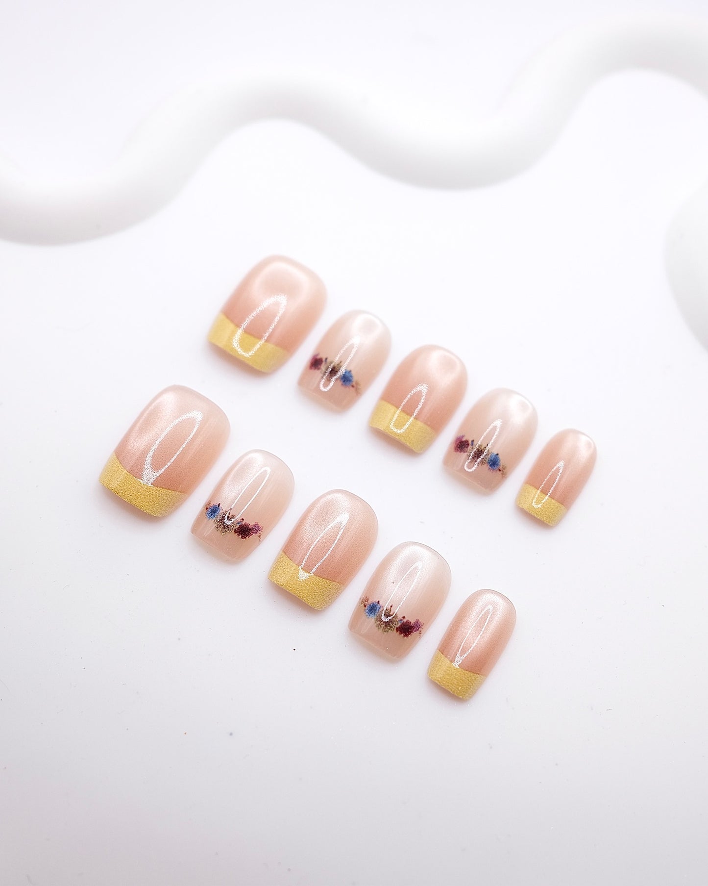 Short Rounded Gold French Dried Flower Press On Nails