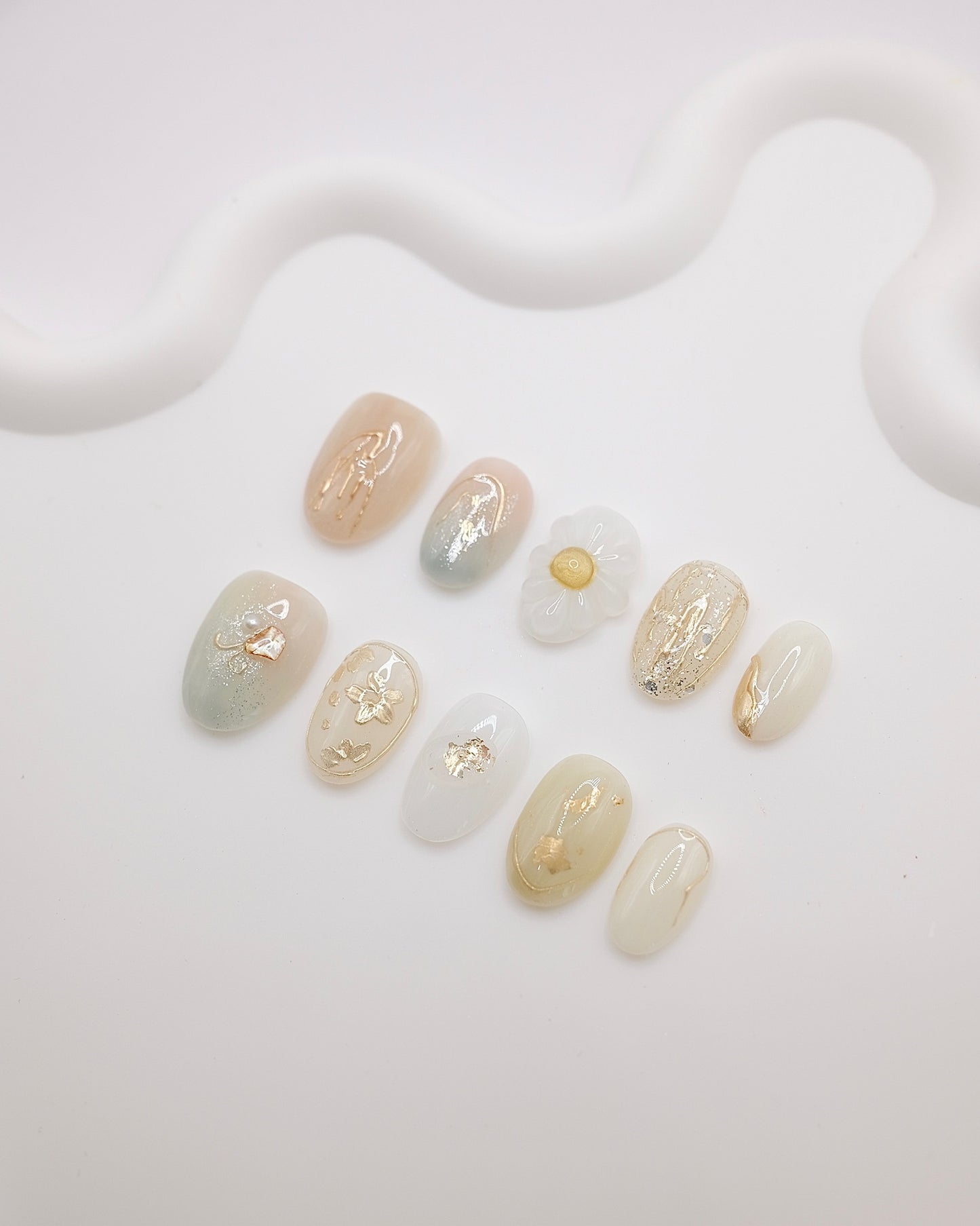 Short Oval Green & White Embossed Flower Press On Nails