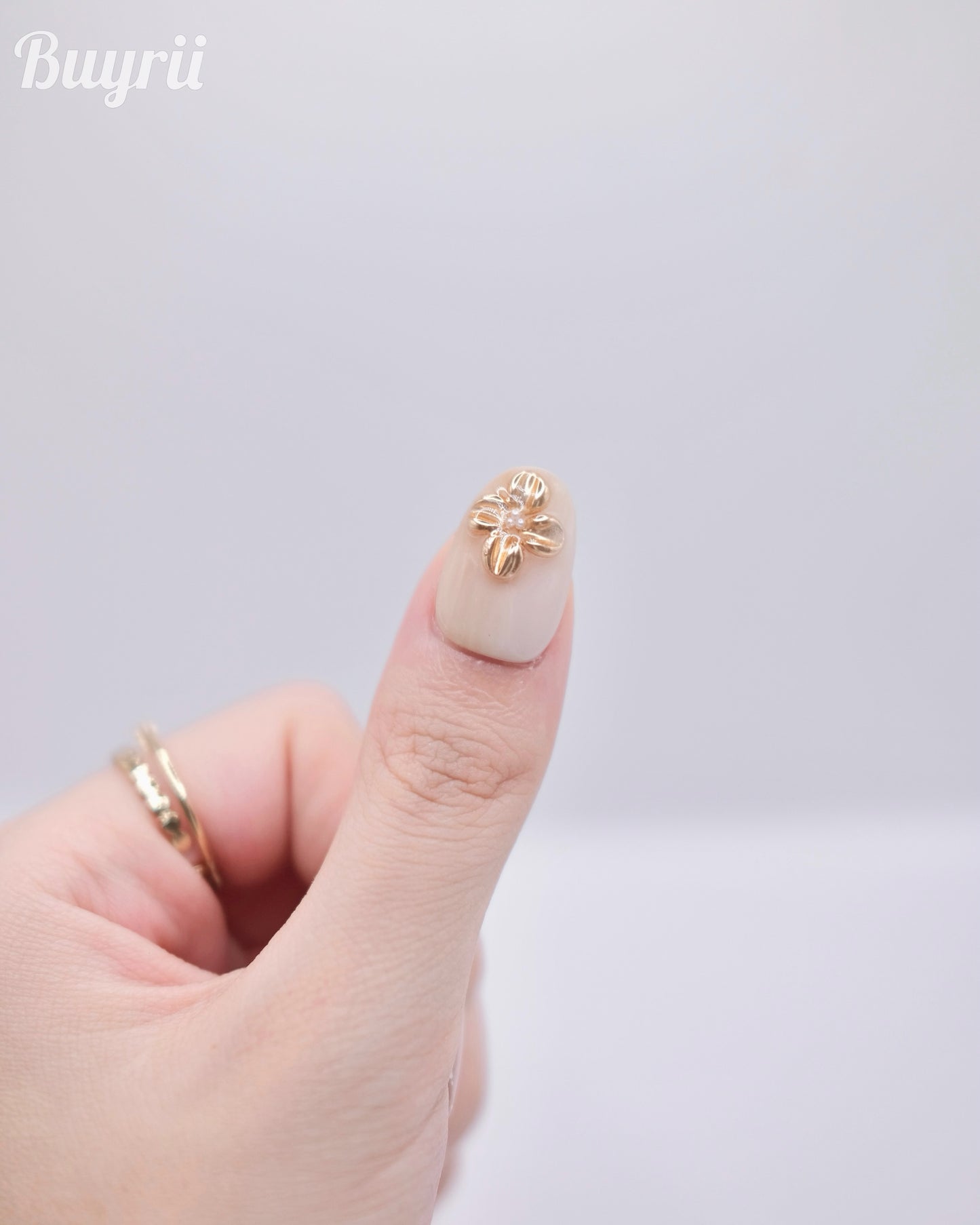 Short Oval White & Gold Embossed Flower Press On Nails