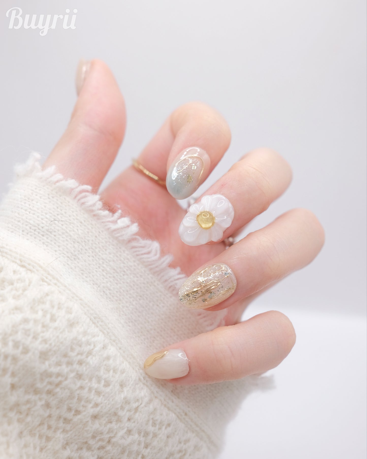 Short Oval Green & White Embossed Flower Press On Nails
